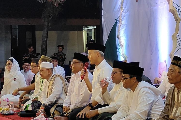 Calon presiden nomor urut 3 Ganjar Pranowo saat bicara di acara Sholawat Kebangsaan Bersama Ganjar di Kabupaten Bekasi, Jawa Barat, Kamis (14/12/2023).