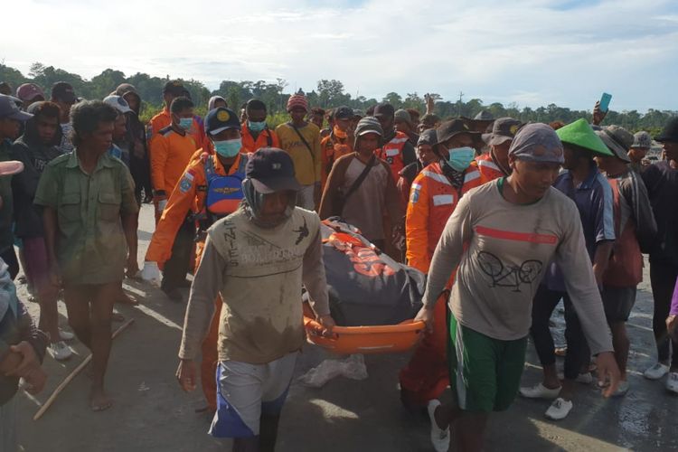 Tim SAR bersama pendulang saat mengevakuasi korban dari lokasi ditemukannya di Mile 34 ke mobil ambulance untuk dibawa ke kamar jenazah RSUD Mimika, Selasa (26/2/2019)