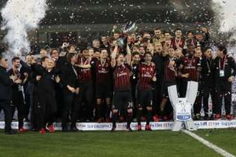 Pemain AC Milan merayakan keberhasilan menjuarai Piala Super Italia 2016. Mereka menjadi juara setelah mengalahkan Juventus melalui adu penalti di Doha pada 23 Desember 2016. 
