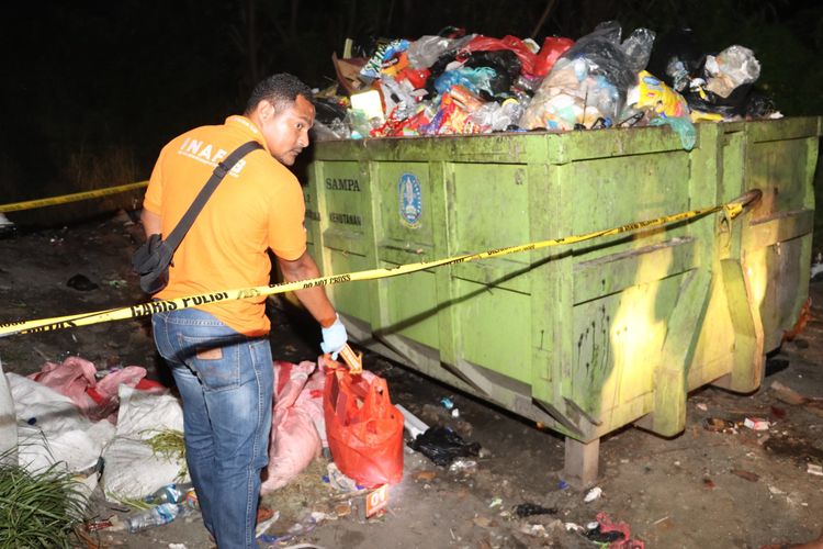 Tim Inafis Polres Jayapura saat melakukan olah TKP penemuan mayat bayi laki-laki di tempat sampah Jembatan Komba Sentani, Kabupaten Jayapura, Papua, Rabu (22/3/2023) malam