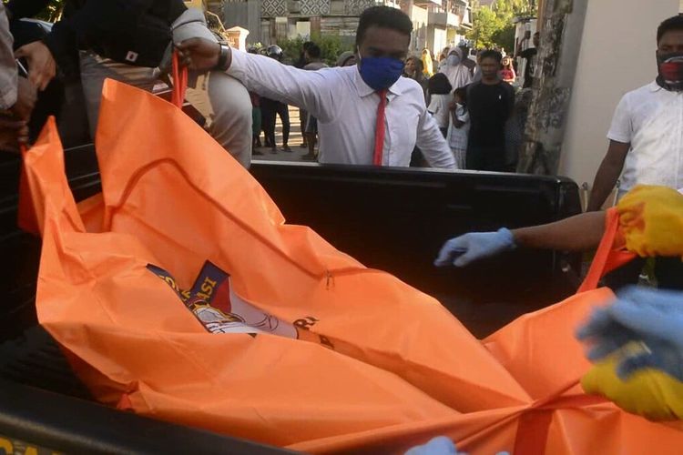 Polisi mengangkat jenazah korban dari dalam hotel kecil di Kelurahan Nganganaumala, Kecamatan Batupoaro, Kota Baubau, Sulawesi Tenggara, Senin (20/4/2020) lalu.