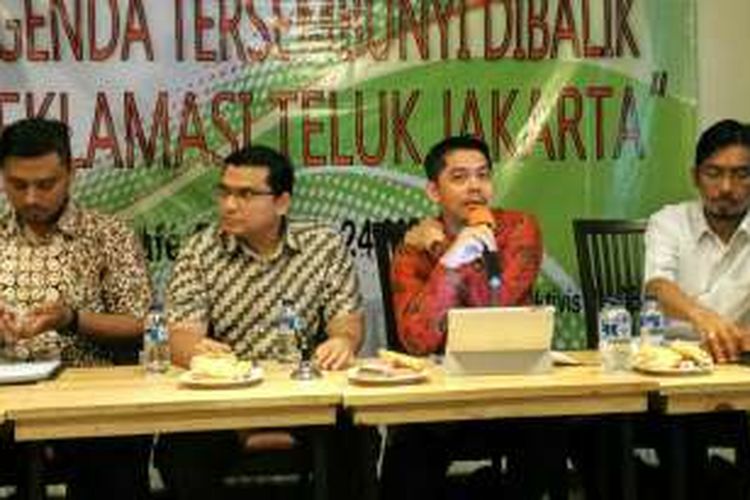 Kiri ke kanan: Pengurus DPP KNTI Martin Hadiwinata, Sekjen Basuki Tjahaja Purnama Mania (Batman) Sulaiman Haikal, Pengamat Kebijakan Publik Firman Yursak, dan kandidat bakal calon gubernur DKI Edysa Girsang dalam diskusi bertajuk 