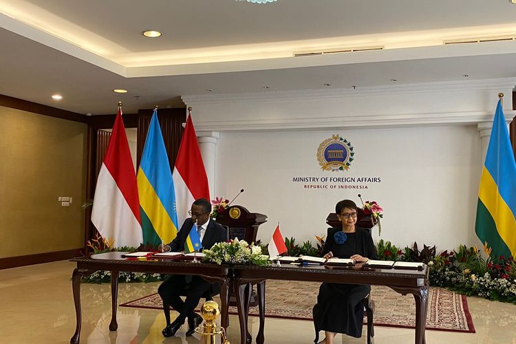 Indonesia dan Rwanda menandatangani sejumlah perjanjian kerja sama usai pertemuan bilateral di Kantor Kementerian Luar Negeri, Jakarta Pusat, Kamis (6/6/2024). 
