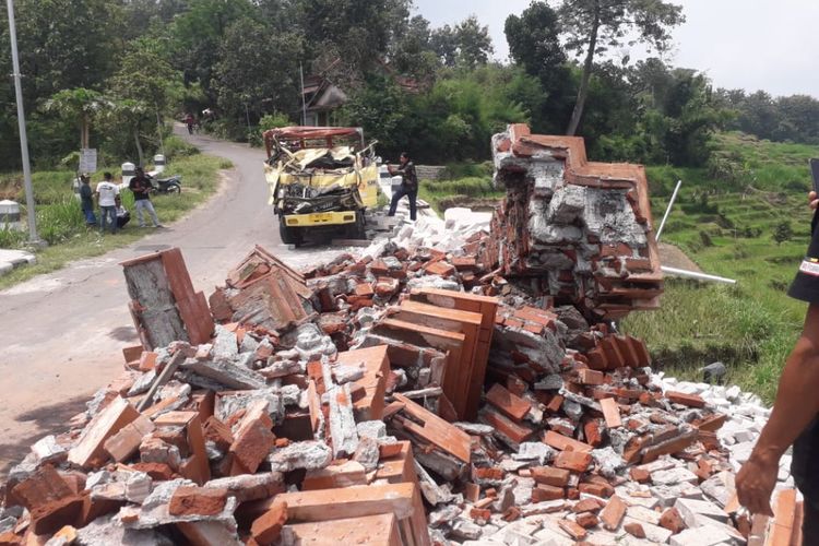 Diduga rem blong, truk bernomor polisi S 8693 UC menghantam tugu perbatasan Magetan- Ponorogo, Jawa Timur. Akibat kecelakaan tersebut, sopir dan kenek tewas di lokasi kejadian.