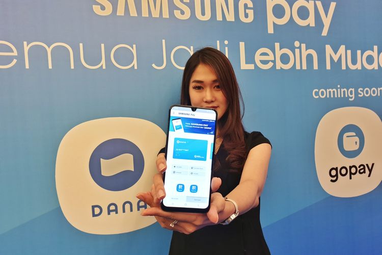 Model menunjukkan aplikasi pembayaran Samsung Pay dalam acara peresmiannya di Jakarta, Kamis (10/10/2019). 