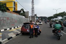 Dishub Depok Gembok Empat Mobil yang Parkir Liar di Bahu Jalan Margonda Raya