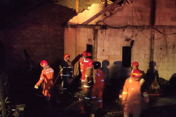 Pemadam Kebakaran Kabupaten Semarang bekerjasama memadamkan api yang membakar rumah warga di Lopait