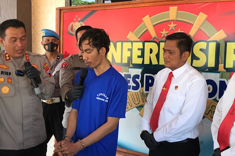 Kapolres Pekalongan AKBP Arief Fajar Satria melakukan interogasi tersangka Afrizal yang merupakan dukun.