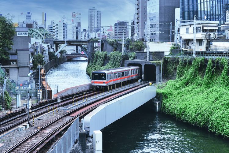 Sebuah kereta melintas di suatu sudut di Tokyo, Jepang. Mengetahui cara naik kereta di Jepang bisa membantu kita lebih mudah menjelajahi berbagai perfektur.