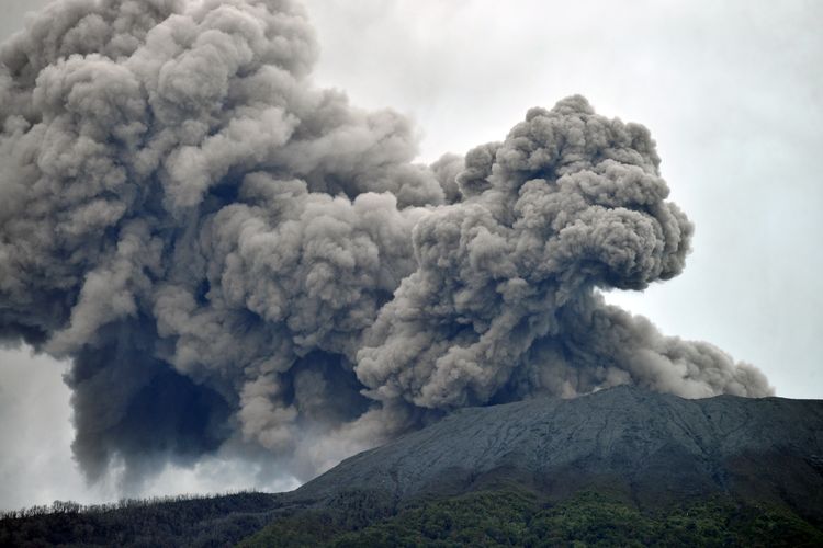 Gunung Marapi yang mengeluarkan abu vulkanik terlihat dari Nagari Batu Palano, Agam, Sumatera Barat, Senin (4/12/2023). Gunung dengan ketinggian 2.891 mdpl itu mengalami beberapa kali erupsi dan embusan sejak Minggu (3/12/2023) dengan status berdasarkan Pusat Vulkanologi dan Mitigasi Bencana Geologi (PVMBG) yakni waspada level II.  