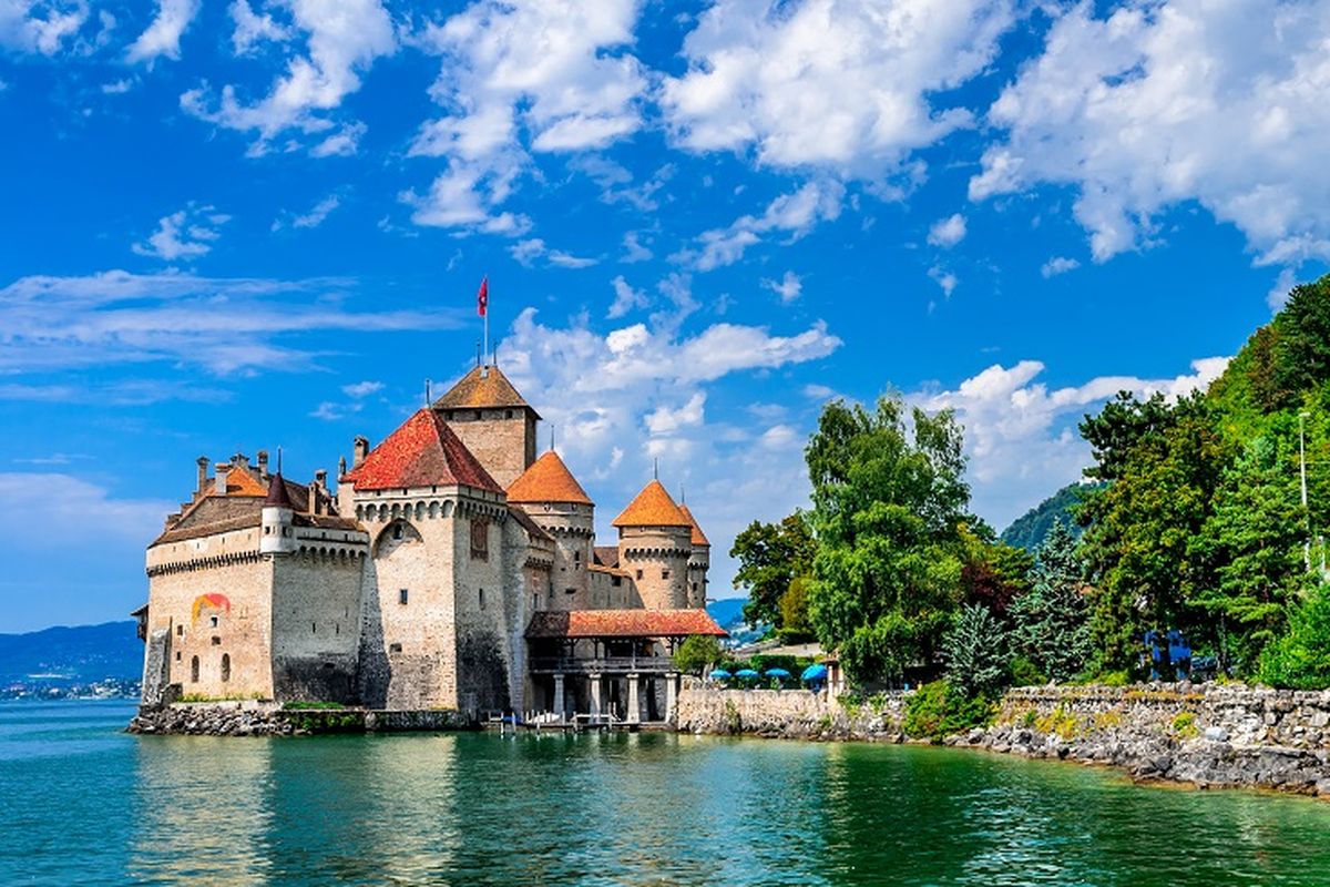 Ilustrasi Swiss - Kastil Chillon di Montreux yang lokasinya dekat dengan Danau Jenewa, Swiss (SHUTTERSTOCK/cge2010).