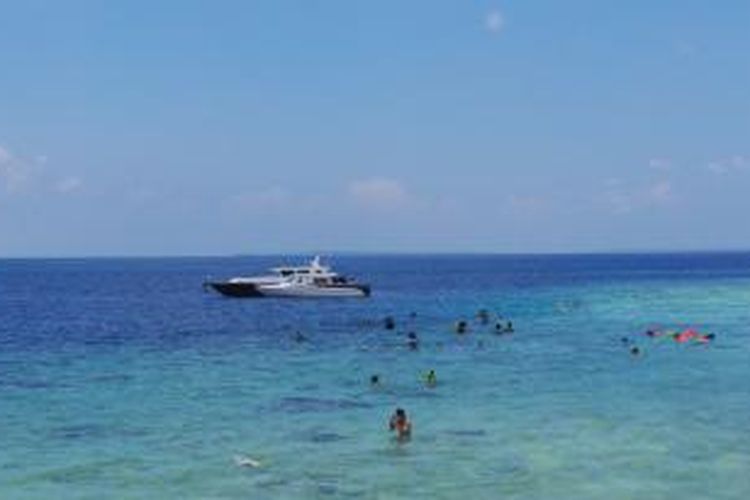 Wisatawan lokal di Pulau Hoga, Kepulauan Wakatobi, Sulawesi Tenggara, saat melakukan snorkeling, Sabtu (12/10/2013).