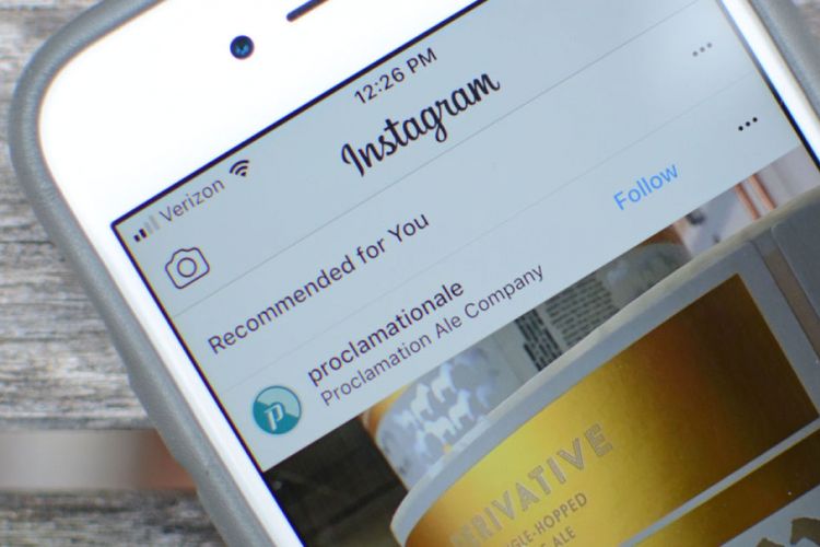 Fitur baru Instagram menampilkan postingan populer di Recommended for You langsung di linimasa pengguna.