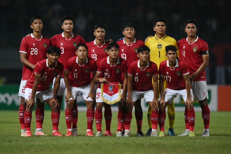 Para punggawa timnas U19 Indonesia berpose sebelum berlaga melawan Tim Nasional Filipina U-19 dalam laga penyisihan Grup A Piala AFF U-19 2022 di Stadion Patriot Candrabhaga, Bekasi, Jawa Barat, Jumat (8/7/2022). ANTARA FOTO/Aditya Pradana Putra/aww.