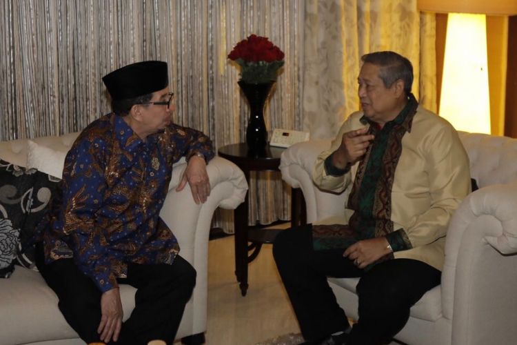 Ketua Umum Partai Demokrat dan Ketua Majelis Syuro Partai Keadilan Sejahtera (PKS) Salim Segaf Al-Jufri berbincang dalam pertemuan kedua petinggi parpol di Hotel Gran Melia, Jakarta, Senin (30/7/2018) malam.