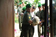Dapat Bantuan Rumah dari TNI Kendari, Pasutri Korban Penggusuran Menangis