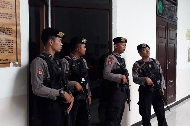 Polisi bersenjata melakukan pengamanan sidang pembelaan terdakwa kasus terorisme Aman Abdurrahman di Pengadilan Negeri Jakarta Selatan, Jumat (25/5/2018).