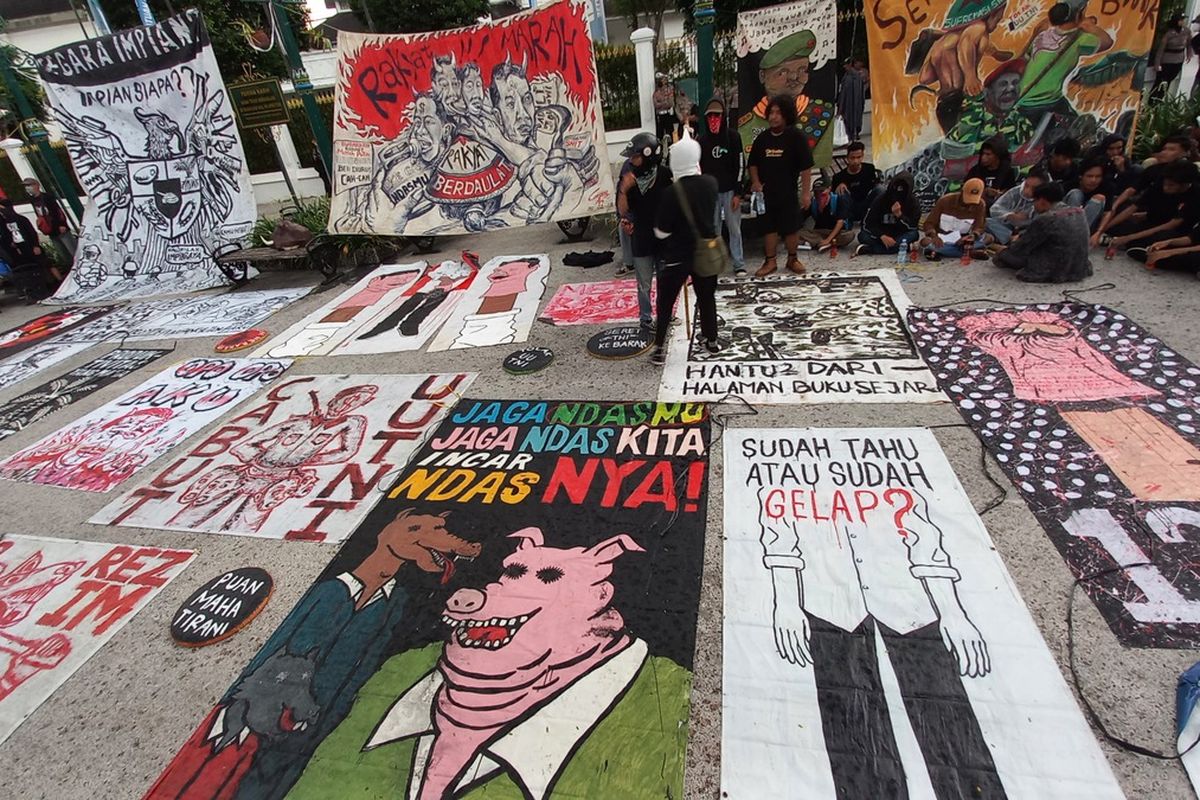 Massa aksi yang tergabung dalamAliansi Jogja Memanggil kembali gelar demo di Titik Nol KM Yogyakarta, Kamis (27/3/2025)