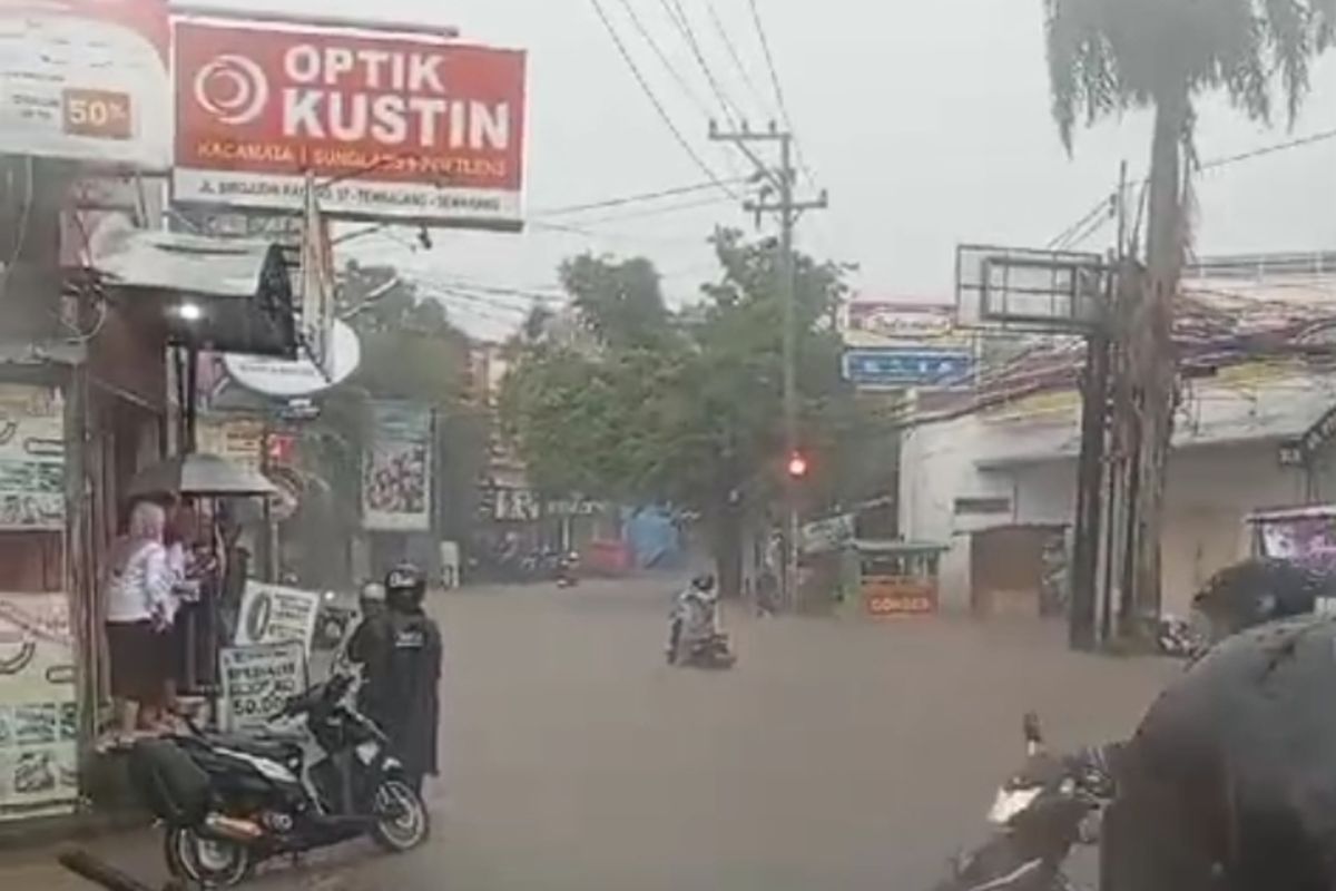 Sungai Meluap, Jalan Sirojudin Semarang Tergenang