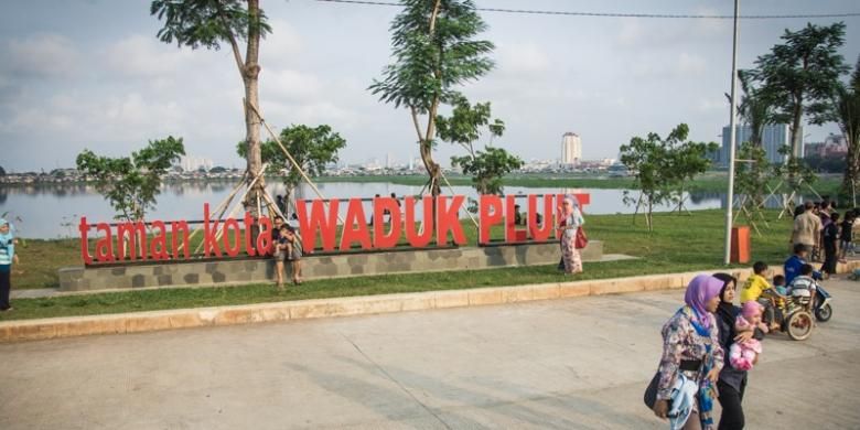Kondisi Taman Kota Waduk Pluit, Penjaringan, Jakarta Utara Jumat (15/5/2015). 