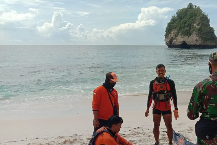 Tim SAR mengevakuasi jenazah wisatawan mancanegara asal Malaysia bernama Nileash yang tewas terseret arus di Pantai Diamond Beach Nusa Penida, Kabupaten Klungkung, Provinsi Bali, Rabu (28/12/2022).