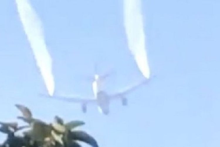 Potongan gambar video memperlihatkan pesawat Delta Airlines membuang bahan bakar saat hendak mendarat darurat. Sebanyak 17 anak-anak dan orang dewasa terluka setelah bahan bakar tersebut jatuh di lapangan bermain.