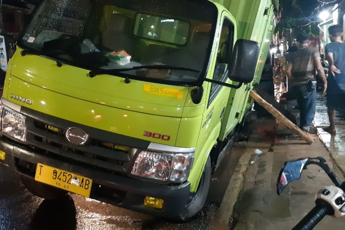 Satu unit truk ambles di Jalan Palmerah Barat, Jakarta Barat, Selasa (8/10/2019).