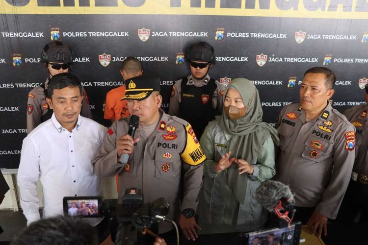 Wakapolres Trenggalek Jawa Timur menyampaikan rilis terkait kasus pengroyokan, Senin (20/03/2023).