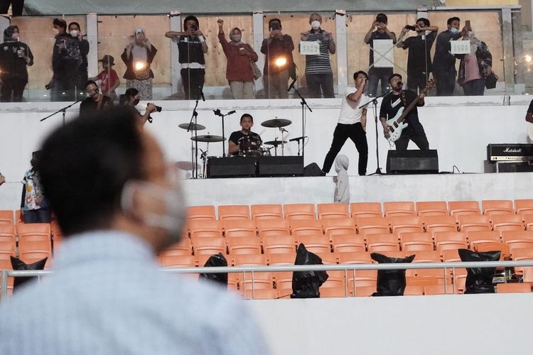 Gubernur DKI Jakarta Anies Baswedan mengunggah foto grup band Nidji yang sedang melakukan uji coba sound system di Jakarta International Stadium (JIS), Minggu (16/1/2022).