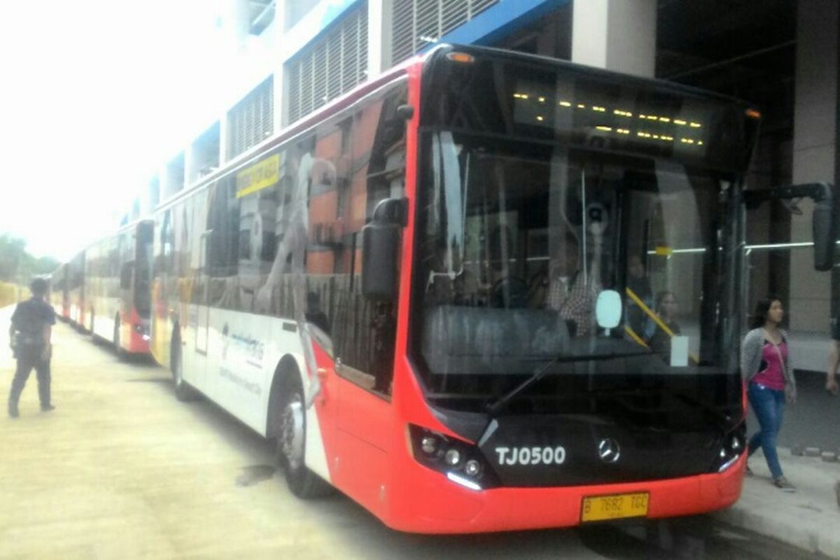 Sebanyak 15 bus transjakarta mulai beroperasi, Kamis (28/12/2017) dari dan ke Stasiun Sudirman Baru guna mendukung mobilisasi masyarakat yang hendak naik kereta bandara Soekarno Hatta.