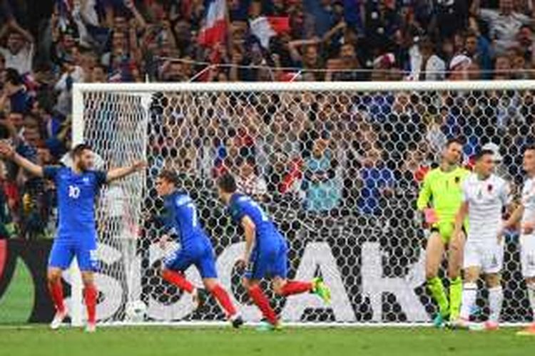 Penyerang Perancis, Antoine Griezmann (2 dari kiri), melakukan selebrasi setelah mencetak gol ke gawang Albania pada pertandingan penyisihan Grup A Piala Eropa 2016 di Stadion Velodrome, Marseille, Rabu (15/6/2016).