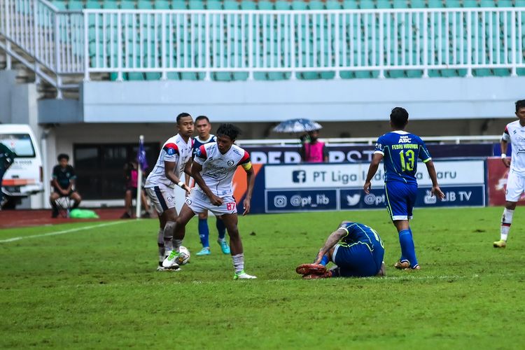 Pemain Persib Bandung tergeletak, Pemain Arema FC (putih) tampak kesal karena membuat waktu terbuang percuma. Hasil Persib Bandung vs Arema FC berakhir dengan skor 1-0 untuk keunggulan Persib di Stadion Pakansari, Cibinong, Kabupaten Bogor, Kamis (23/2/2023).