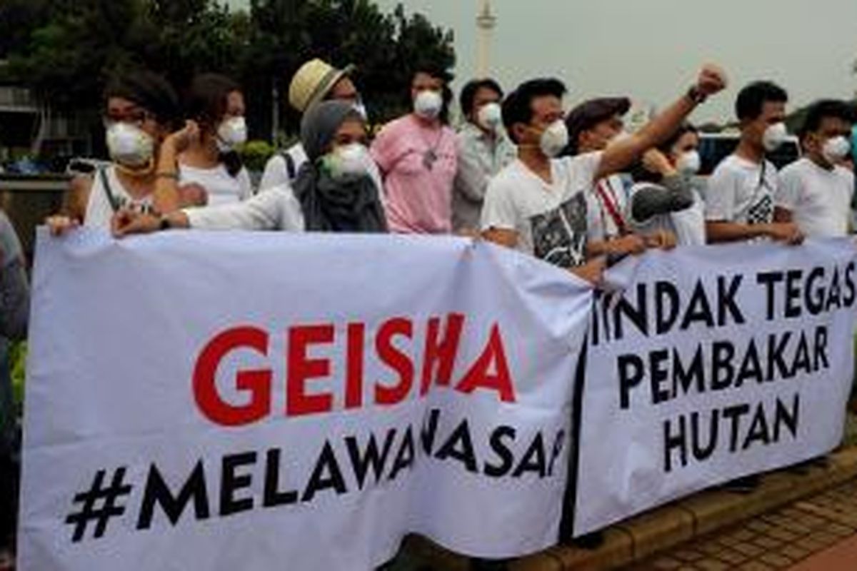 Sejumlah artis menggelar aksi solidaritas #melawanasap di Patung Kuda, Merdeka Barat, Jakarta Pusat, Jumat (9/10/2015).