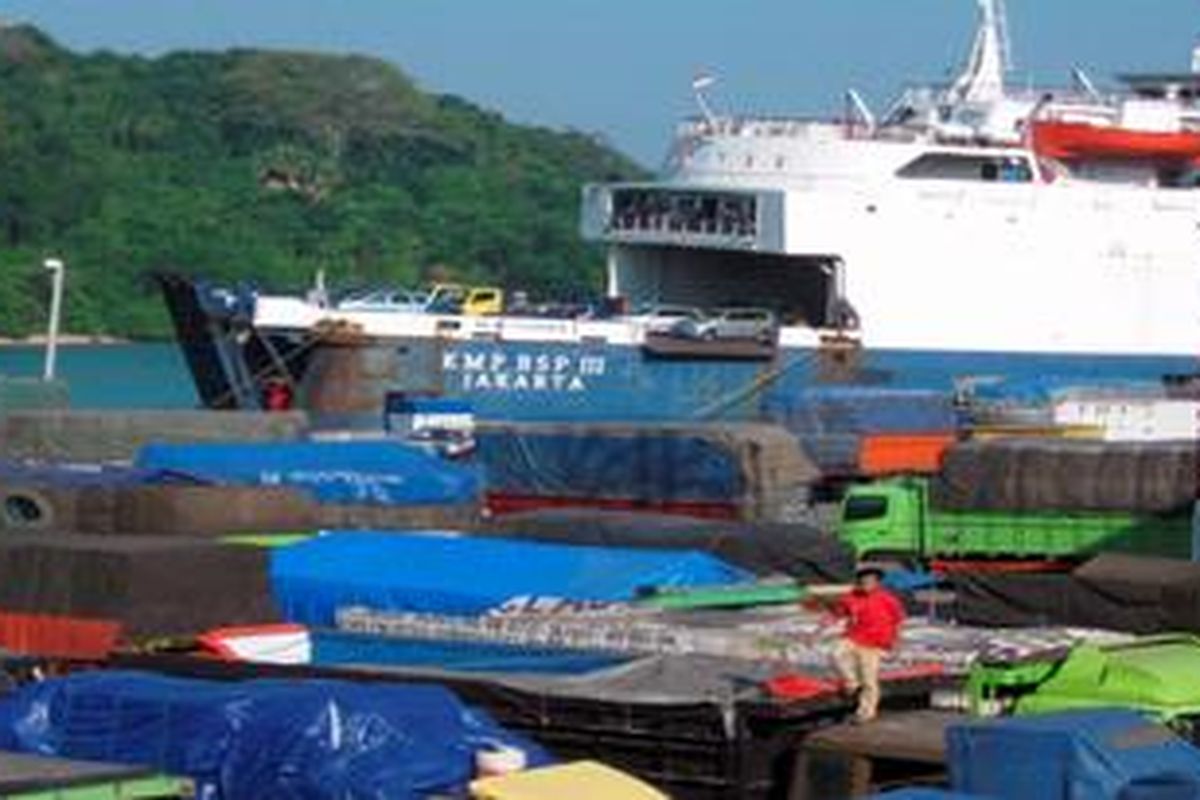Seorang awak truk berdiri di atas kendaraan yang mengantre di area dermaga Pelabuhan Penyeberangan Merak, Kota Cilegon, Banten, Senin (18/6/2012). Menjelang tibanya puncak liburan sekolah, arus penumpang mulai terlihat meningkat di Merak seiring bertambahnya jumlah bus yang menyeberang menggunakan feri menuju Pelabuhan Bakauheni, Lampung. 