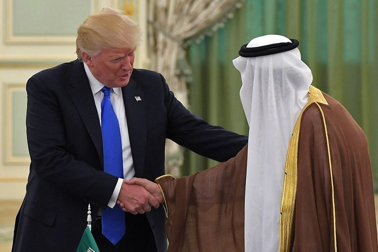 Presiden AS Donald Trump (kiri) berjabat tangan dengan Raja Arab Saudi Salman bin Abdulaziz.