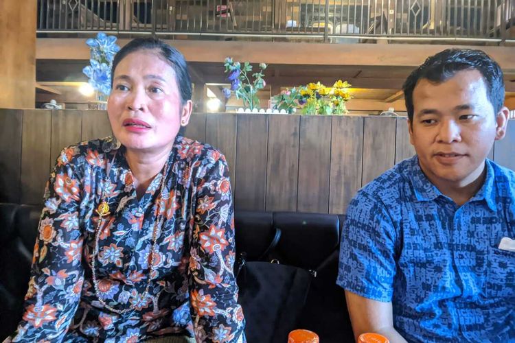 Kajari Karawang Martha Parulina Berliana (kiri) dan Tohom Hasiholan (kanan)