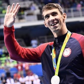 Perenang Amerika Serikat (AS), Michael Phelps, melambaikan tangan ke arah penonton setelah menerima medali perak Olimpiade Rio dari nomor 100 meter gaya kupu-kupu di Olympic Aquatics Stadium, Rio de Janeiro, Brasil, Jumat (12/8/2016) malam waktu setempat atau Sabtu pagi WIB.