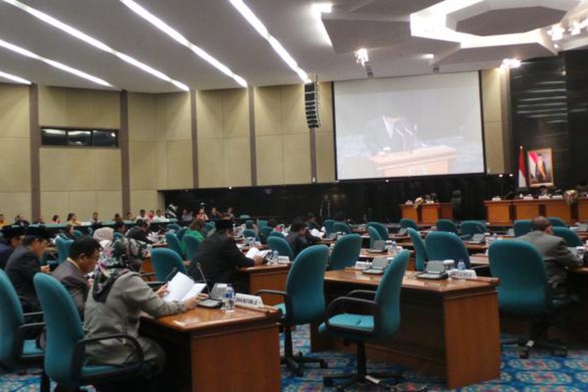 Rapat paripurna DPRD DKI atas jawaban Gubernur DKI terhadap pemandangan fraksi DPRD atas nota keuangan dan RAPBD 2016, di gedung DPRD DKI, Sabtu (19/12/2015).