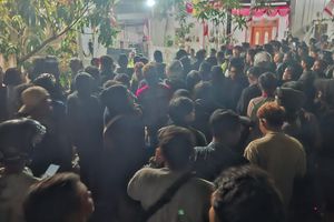 Rumah Terduga Pelaku Pembunuh Bos Royal Phone Ambarawa Digeruduk Massa