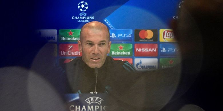 Pelatih Real Madrid, Zinedine Zidane, menghadiri konferensi pers setelah memimpin sesi latihan tim di Valdebebas Sport City, Madrid, Spanyol, pada 16 Oktober 2017.
