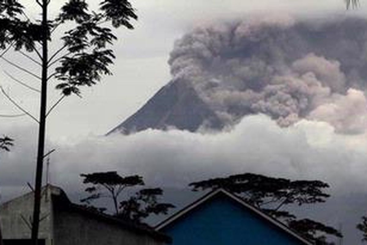 Puncak Gunung Merapi mengeluarkan materila vulkanik dan awan panas atau wedhus gembel terlihat dari Jalan Kaliurang, Sleman, DI Yogyakarta, Senin (1/11/2010). Aktivitas merapi yang terus meniingkat dengan tanda-tanda mengeluarkan awan panas dan guguran lava sehingga masih membahayakan dan tetap pada status AWAS. 