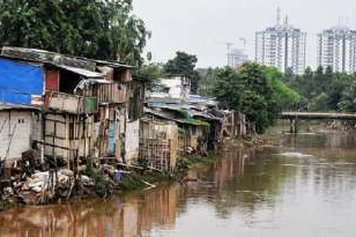 

Deretan bangunan yang digunakan untuk hunian warga masih banyak dijumpai di beberapa wilayah di Jakarta, salah satunya terlihat di bantaran Kali Pesanggrahan yang terhubung dengan aliran Cengkareng Drain, Jakarta Barat, Rabu (9/11). Keterlibatan warga dalam program penataan kota diharapkan membuahkan solusi yang berimbang antara kepentingan pemerintah dan kebutuhan warga. Dengan begitu, kota akan menjadi lebih sehat. 
