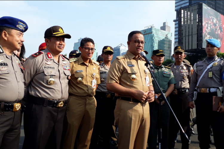 Gubernur DKI Jakarta Anies Baswedan (depan) dan Wakil Gubernur DKI Jakarta Sandiaga Uno (belakang) di Mapolda Metro Jaya, Selasa (31/10/2017).
