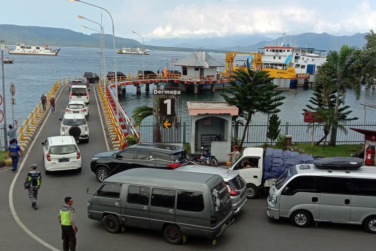 Aktivitas di Pelabuhan ASDP Ketapang Banyuwangi. Pelabuhan ini akan ditutup saat Hari Raya Nyepi pada Senin (/3/2024).