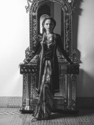 Detail style prewedding Syifa Hadju dan El Rumi tampil elegan dalam nuansa royal Jawa, dari kebaya klasik hingga aksesori emas yang berkelas.
