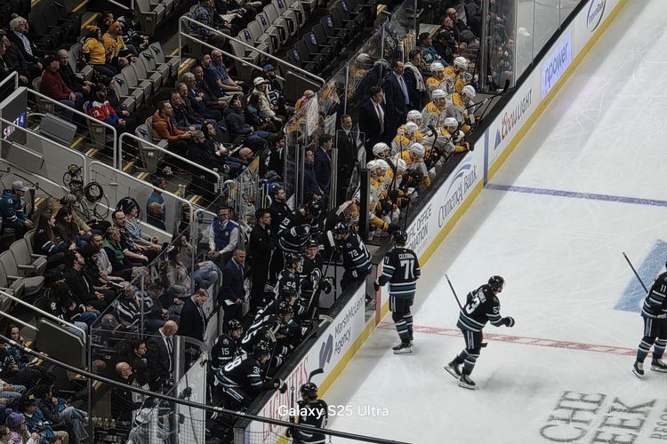 Kamera telefoto 50 MP zoom 10x mampu menangkap ekspresi pemain dan penonton di sisi lapangan saat pertandingan Hoki antara San Jose Sharks dan Nashville Predators  berlangsung di SAP Center.