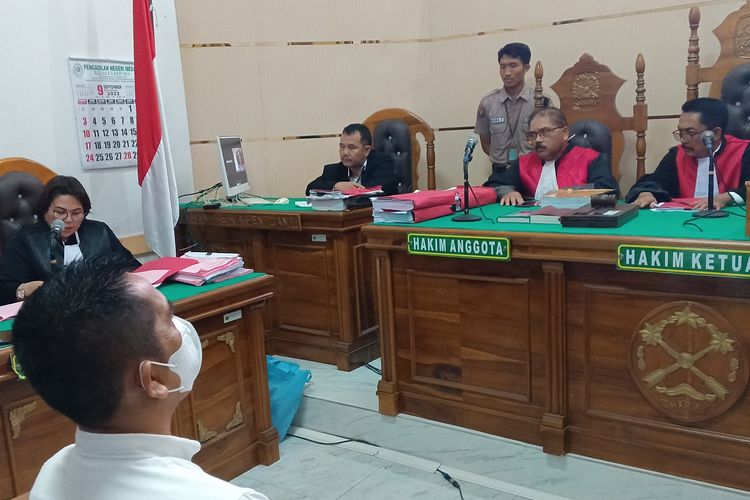 AKBP Achiruddin saat mendengarkan jaksa membacakan tuntutan kasus penganiayaan yang melibatkannya di Pengadilan Negeri Medan, Senin (18/9/2023)