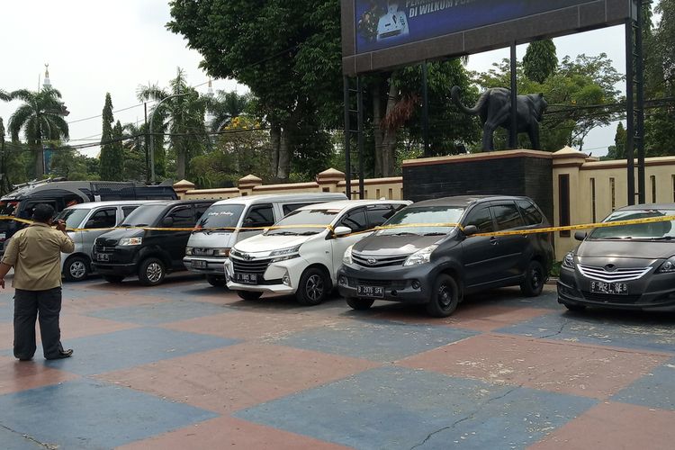 Satuan Lalu Lintas Polres Bogor, mengamankan delapan travel gelap yang membawa penumpang untuk mudik di wilayah perlintasan Kabupaten Bogor, Jawa Barat, Rabu (5/5/2021).