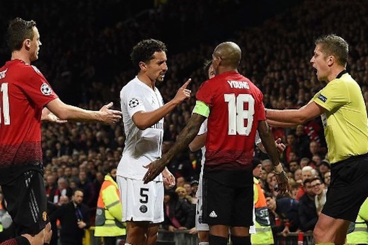 Marquinhos dan Ashley Young terlibat friksi pada laga Manchester United vs Paris Saint-Germain (PSG) dalam babak 16 besar Liga Champions di Stadion Old Trafford, 12 Februari 2019. 