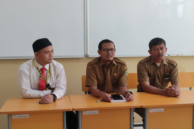 Satres Narkoba Polres Cimahi dan Kepala SMAN 1 Lembang menggelar konferensi pers terkait keterlibatan pelajar pada penyalahgunaan narkotika jenis tembakau sintetis di SMAN 1 Lembang, Senin (20/3/2023).
